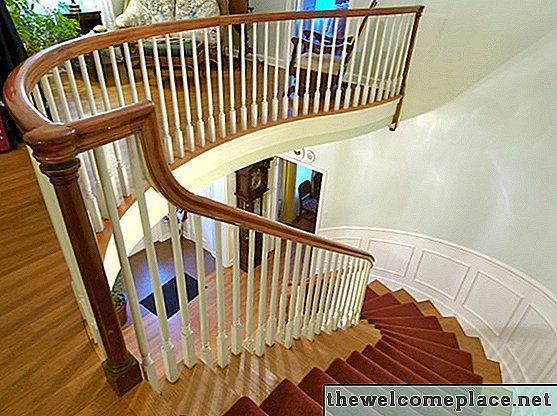 Uma almofada é necessária para um corredor de carpete nas escadas?