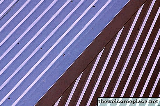 La toiture en acier ou en polycarbonate est-elle meilleure?