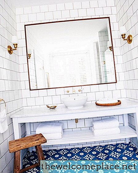 É difícil não se apaixonar por azulejos azuis do banheiro, e nós aceitamos isso