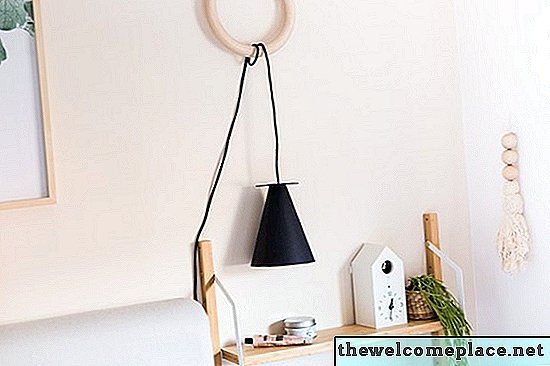 Het is moeilijk te geloven dat deze lamp in Scandi-stijl minder dan 20 dollar kost om te maken