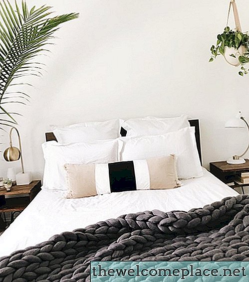 Zoals u het weet, kan een minimalistische slaapkamer ook gezellig zijn