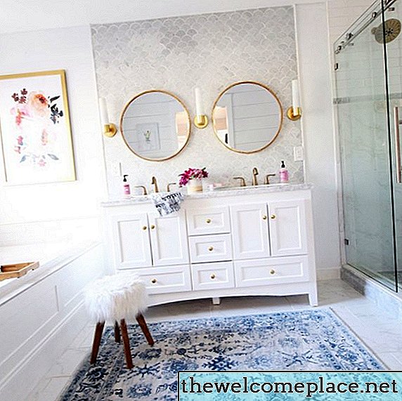 Jaga Glam Bathroom Anda Dari Merasa Terlalu Fancy Dengan Sentuhan Santai Ini