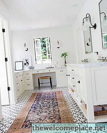 Un corredor de Kilim completa un impresionante diseño de baño