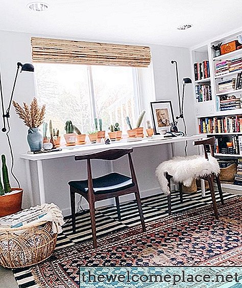 Des tapis superposés ajoutent de la personnalité à un bureau à domicile éclectique