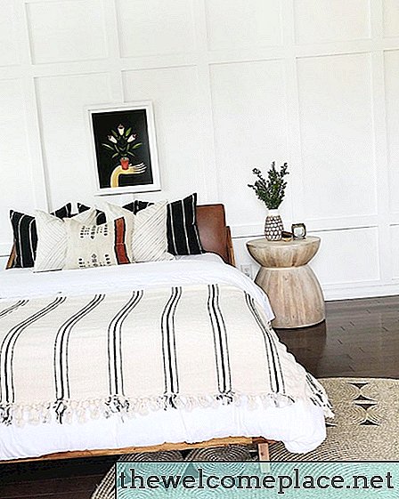 La tête de lit en cuir dans cette chambre est étonnamment élégante (et disponible en ligne)