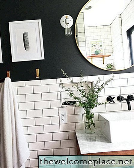 Lad dette sort-hvide badeværelse hjælpe dig med at negle to eftertragtede tendenser