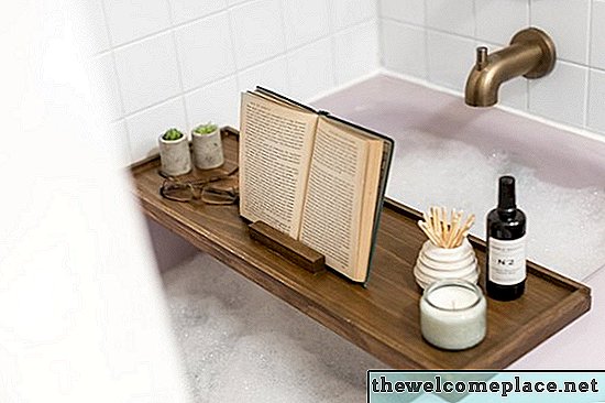 Trăiește-ți cea mai bună oprah cu această tavă de baie din lemn DIY