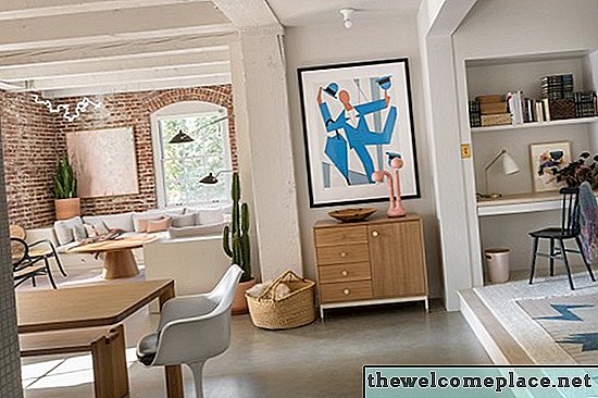 Un loft en Portland cuenta con una decoración semi-minimalista y una paleta de sutil femme