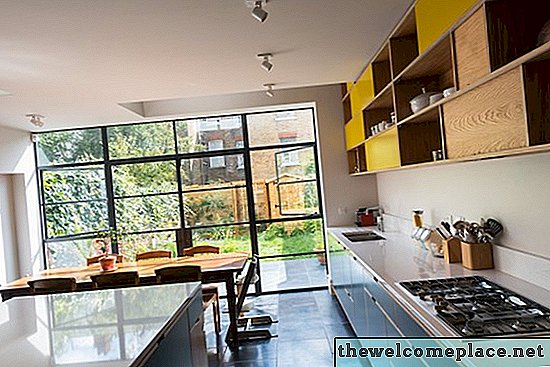 A londoni otthon átalakításában világos, tágas konyha található