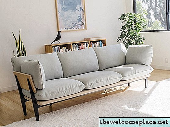 Tillverkad i Amerika Möbelhandlare Floyd lägger till en soffa i sin sammansättning