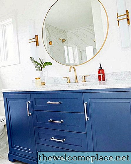 מתכות מעורבות וכחול קובלט יוצרים חדר אמבטיה מדהים