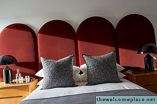 Luxe Velvet-detaljer i en modern lägenhet i London är bara ... Swoon