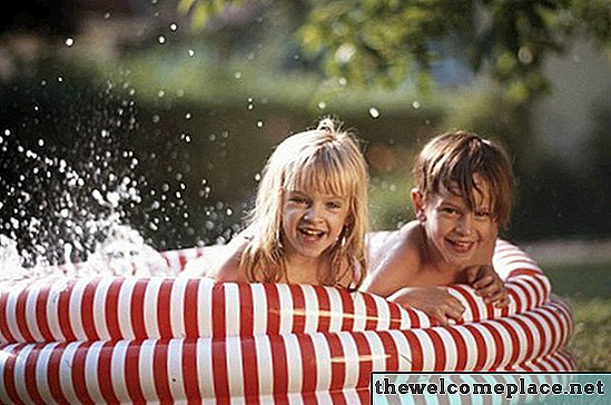 Manières naturelles de nettoyer une piscine pour enfants
