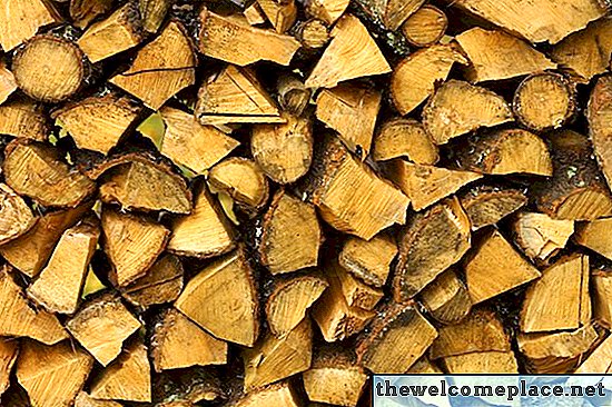 ओक बनाम बादाम जलाऊ लकड़ी