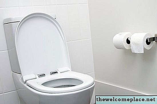 På hvilken side af toilettet skal papirholderen være?