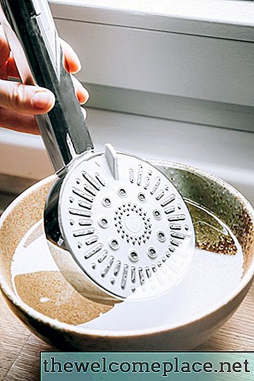 Die einzige Zutat, die Sie zum Reinigen Ihres Duschkopfs benötigen (wahrscheinlich haben Sie sie bereits)