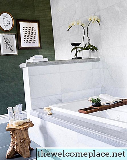 Eén blik op deze spa-achtige badkamer zal uw zaak van de maandag kalmeren