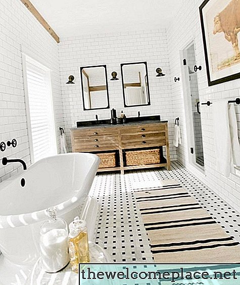 Équipez votre salle de bain avec du matériel noir pour lui donner une sophistication originale