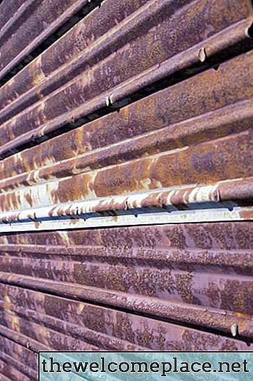 Pintar un techo de metal oxidado