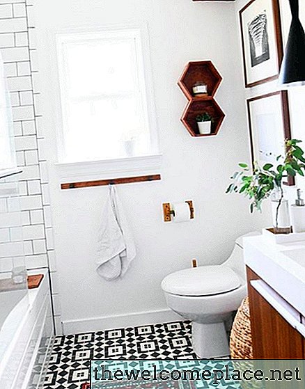 Azulejo estampado e madeira natural fazem um par de banheiro perfeito