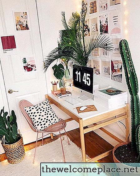 Plantas e luzes cintilantes adicionam capricho a um doce escritório em casa