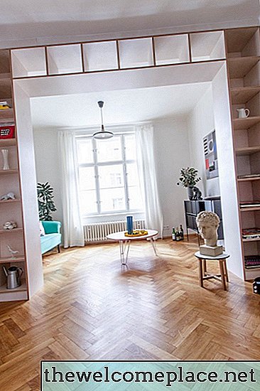 Um apartamento em Praga prova que você pode exibir muitas coisas de uma maneira que parece minimalista