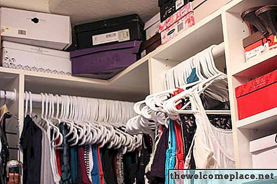 Chiều cao kệ thích hợp cho tủ quần áo