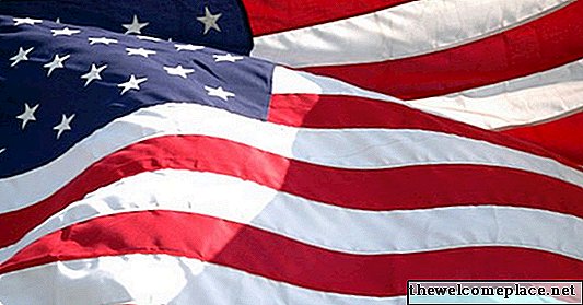 La forma correcta de colgar una bandera de EE. UU. Desde la pared o el techo
