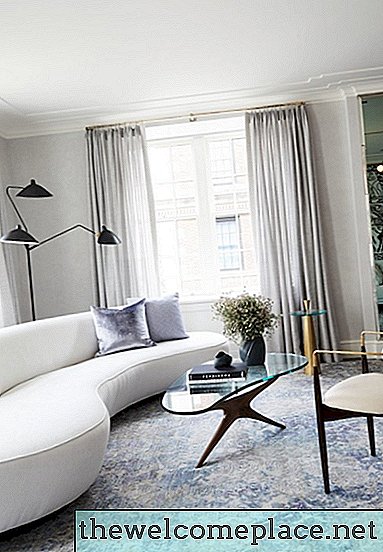 PSA: Těchto 9 nápadů na opony v obývacím pokoji okamžitě zvýší váš prostor