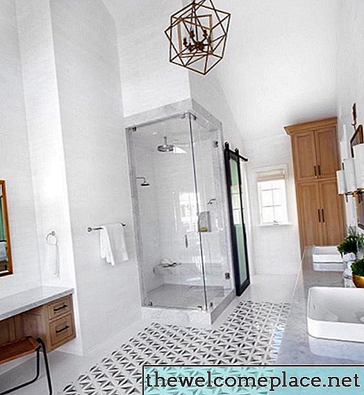 Setzen Sie Akzente in Ihrem Badezimmerdesign mit einem geometrischen Kronleuchter