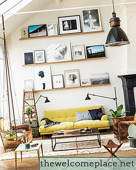 Coloque un sofá amarillo en su lista de deseos después de ver esta sala de estar