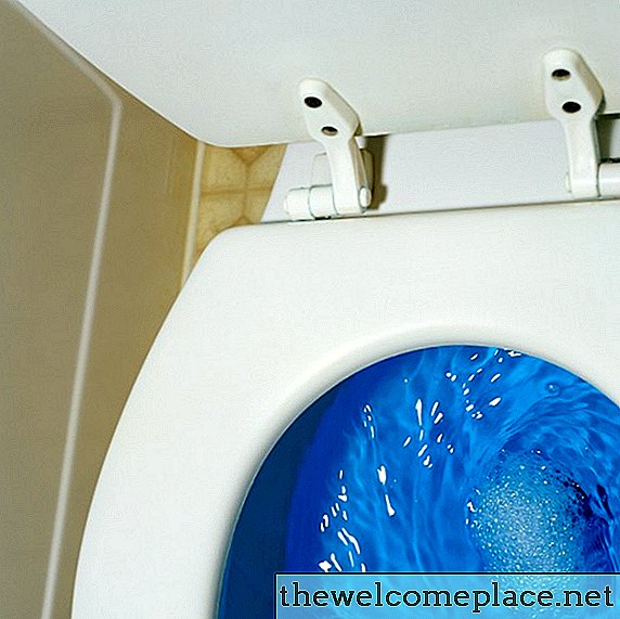 إزالة ماء المرحاض الأزرق من الأيدي
