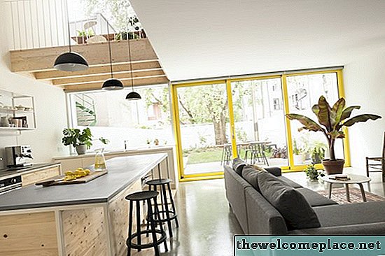 Una casa renovada en Montreal es un caso impresionante para acentos amarillos brillantes