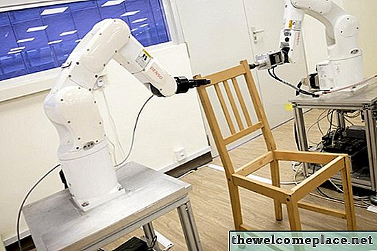 Raziskovalci so ustvarili robota, ki gradi Ikea pohištvo