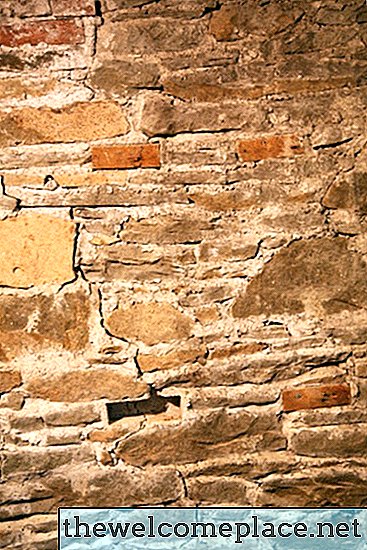 Reparação de argamassa na parede de rocha