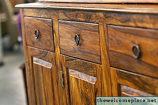 Frotar alcohol y dañar los muebles de madera