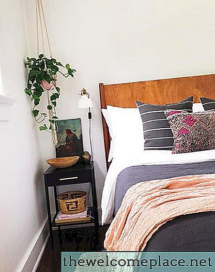 Anspruchsvolle Farbtöne und organische Akzente erheben ein charmantes Schlafzimmer