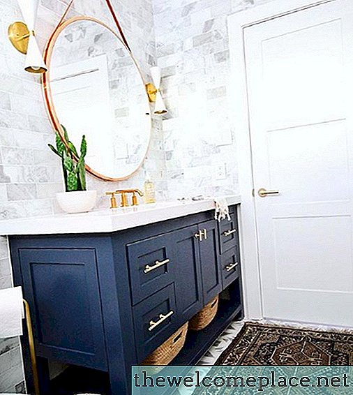 Sofistikované barvy odstínují krásný design koupelny