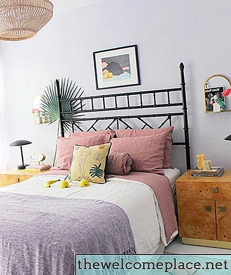 Des pastels sophistiqués complètent une chambre à coucher sur la plage