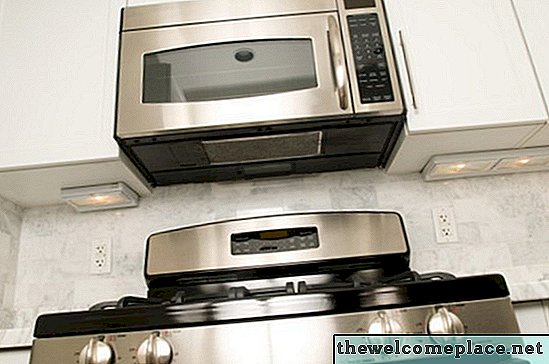 Dimensiones estándar del horno de microondas sobre la cocina