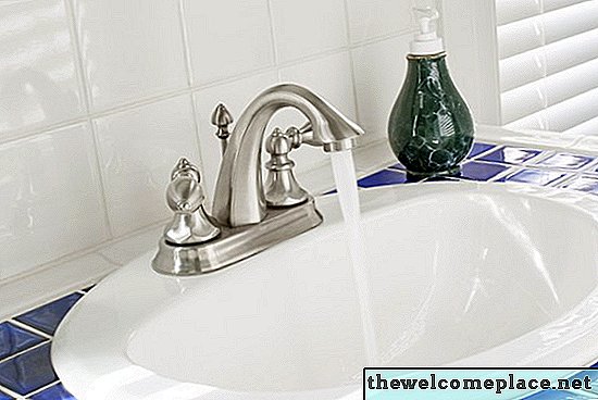 Tamanho padrão para o furo de drenagem em uma pia do banheiro
