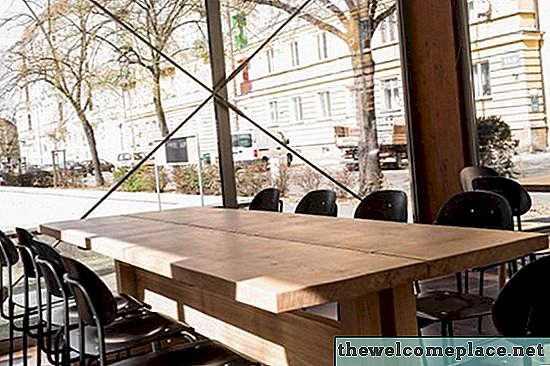 Polonya'da Bir Et Restoranı Özel Bir Evin Duyarlılıklarıyla Yenilendi