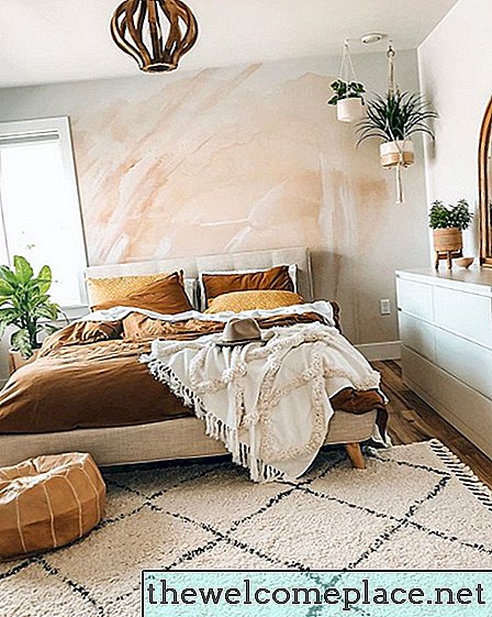 Een verbluffende accentmuur zet de toon voor deze ultravreedzame slaapkamer