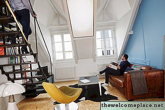 Un matériau industriel très bon marché définit la rénovation d'un appartement parisien
