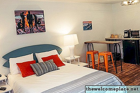 Ein Surfer renoviert ein Washington State Hotel, um einem Camp für Erwachsene zu ähneln