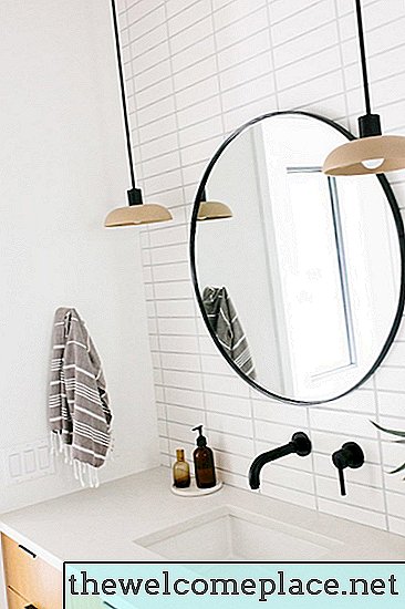 Погляньте на ці 9 дзеркальних ідей у ​​ванній кімнаті