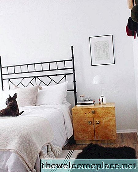 Textuur en patronen brengen leven in een minimale slaapkamer