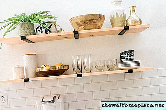 Há uma arte em criar prateleiras de cozinha abertas: 7 etapas para você começar