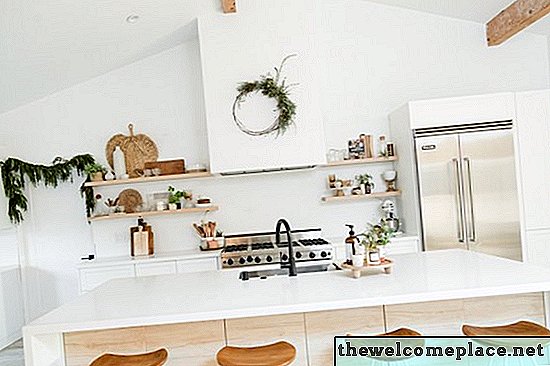 Essas 12 idéias de armários de cozinha brancos falam volumes