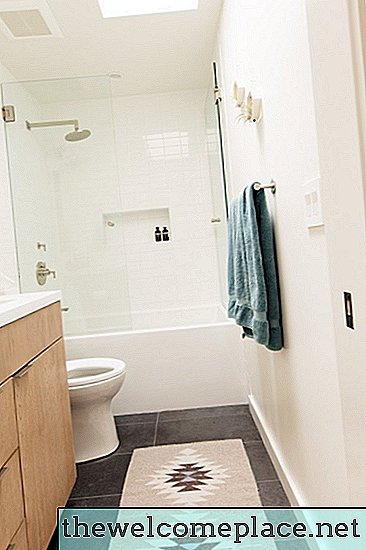 Těchto 8 koupelnových nápadů je důvodem, proč máme rádi kombinaci vany a sprchy